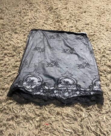 Schwarzer Spitzenrock