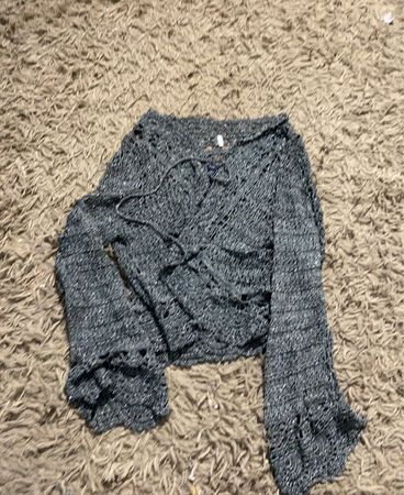 Glitzernder grauer kurzer Pullover