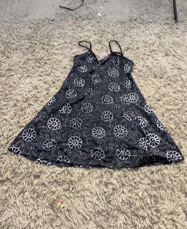 Schwarzes Kleid mit weißem Blumenmuster