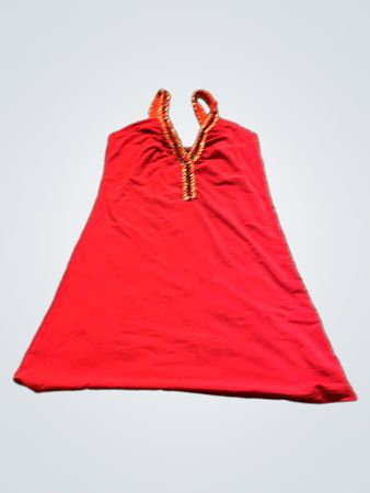 Rotes Trägerkleid mit verziertem Ausschnitt