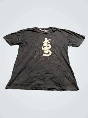 Schwarzes T-Shirt mit Schlange und Flasche Grafik