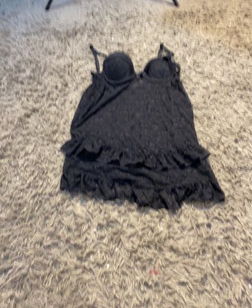 Schwarzes Spitzen-Babydoll-Oberteil mit Rüschen
