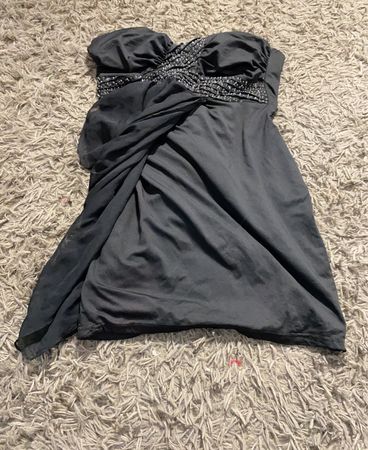 Schwarzes gerafftes trägerloses Kleid