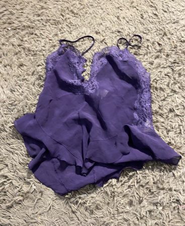 Violette Spitzenbesatz-Cami