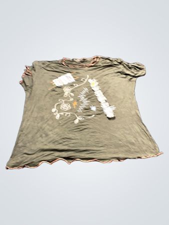 Grünes T-Shirt mit orangefarbenen Akzenten und Verzierungen