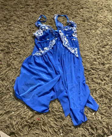 Blaue Unterwäsche mit weißen Spitzen