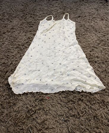 Weißes Kleid mit floralem Druck und Spaghettiträgern