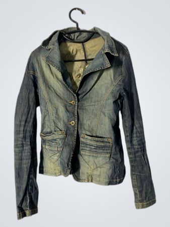 Giubbotto di jeans con decorazioni
