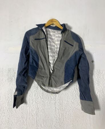 Jeans und Graue Jacke