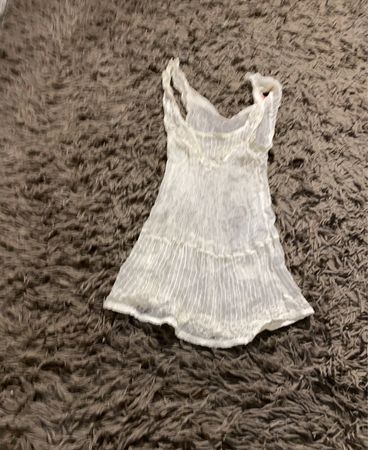 Weißes Spitzenrandkleid