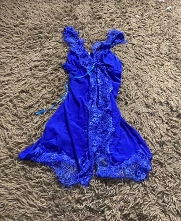 Robe mit blauem Spitzenbesatz