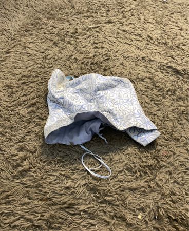 Weiß und blau gemusterte Babymütze