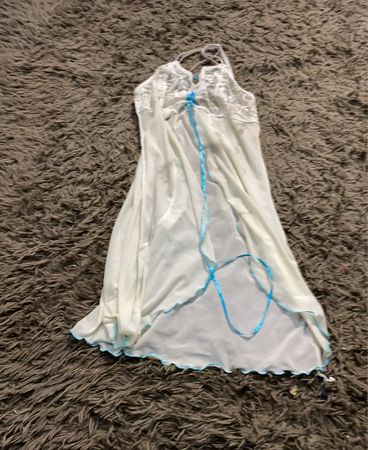 Weißes Lingerie-Kleid mit blauen Akzenten