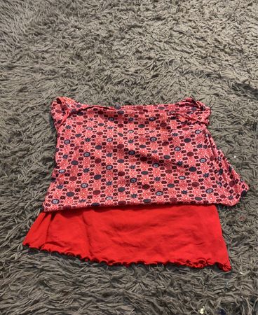 Rotes schichted Top mit gemustertem Overlay