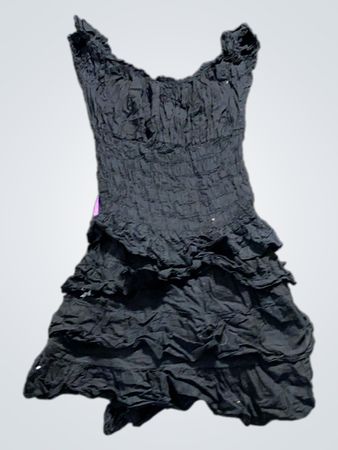 Schwarzes Rüschenkleid mit lila Schnürsenkeln