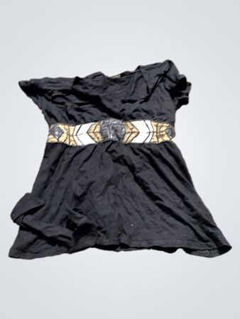 Schwarzes T-Shirt mit dekorativem Gürtel