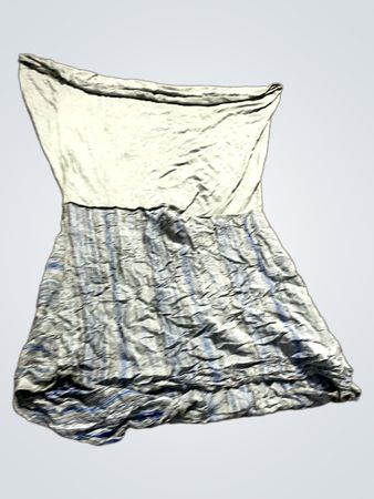 Trägerloses Kleid mit gestreiftem Rock