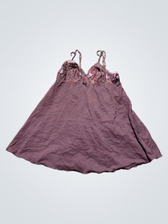 Lila Slipkleid mit Spitzenbesatz