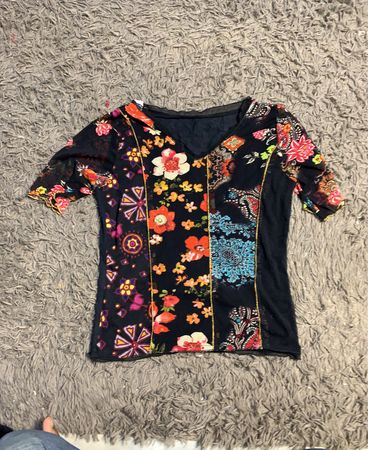 Schwarzes T-Shirt mit floralem Patchwork