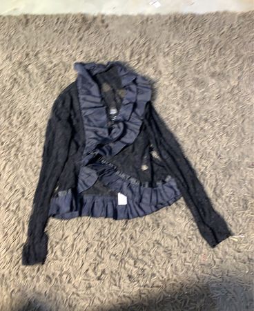 Schwarzer Spitzen-Cardigan mit Rüschen