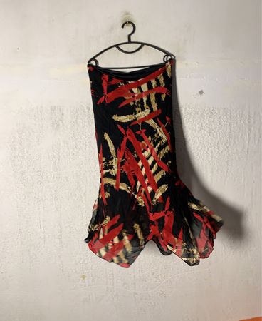 Schwarzer Rock mit rot-goldenem abstraktem Druck