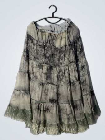 Stufenrock im Batik-Look mit Spitzenbesatz