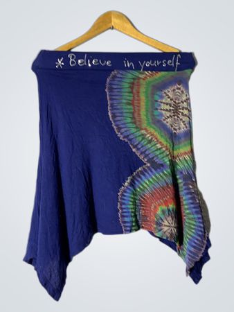 Desigual Blauer Batikrock mit dem Text "Glaube an dich selbst