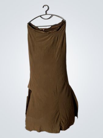 Braunes trägerloses Maxikleid