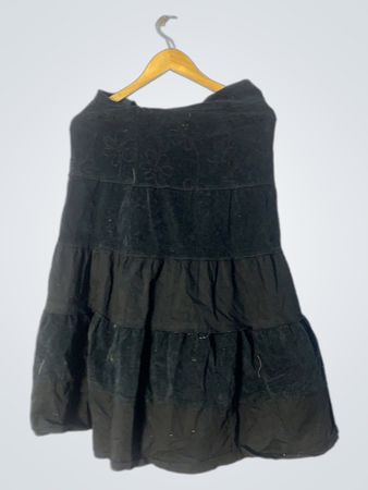 Schwarzer gestufter Cordrock mit floralen Stickereien