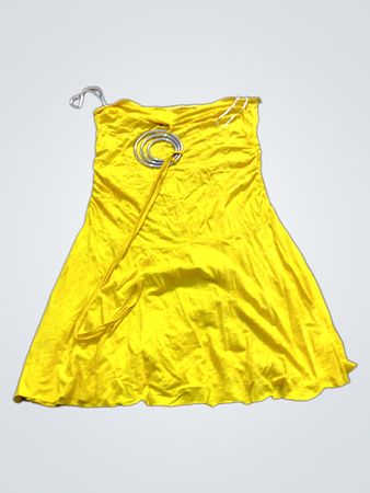Gelbes trägerloses Kleid mit silbernem Ringdetail