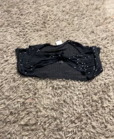 Schwarzes Bolero mit silbernen Verzierungen
