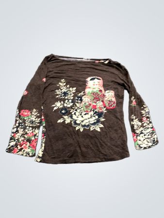 Braunes Langarmhemd mit Blumen- und Matroschka-Puppen-Druck