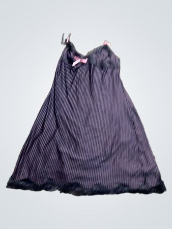 Lila Trägerkleid mit Spitzenbesatz