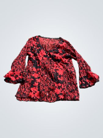 Rote und schwarze Bluse mit floralem Druck
