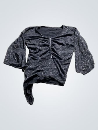 Gerüschtes schwarzes Top mit Wirbelmuster und Strassdetails