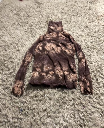Braunes Turtleneck-Top mit floralem Muster
