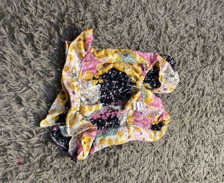 Floral Patchwork Babykleid mit Rüschchen