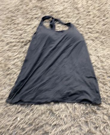 Schwarzes Tanktop mit integriertem BH