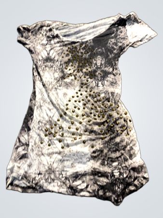 Graues und weißes Tie-Dye-T-Shirt mit Nieten