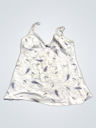 Weißes Top mit blauem Paisleymuster