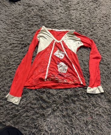 Rotes und beiges Langarmshirt mit dekorativer Vorderseite