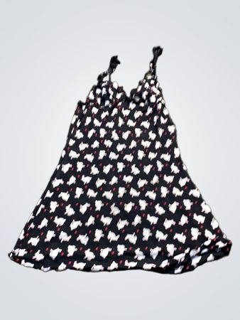 Schwarzes Kleid mit weißem und pinkem Muster