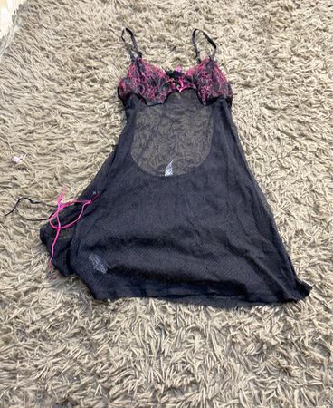 Schwarzes und pinkes Spitzen-Babydoll