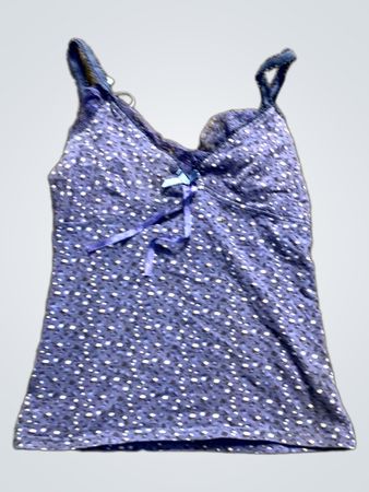 Top mit blauem Blumenmuster und Spitzenbesatz