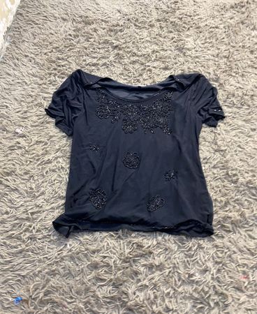 Schwarzes, verziertes T-Shirt