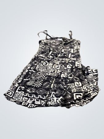 Schwarz-weiß gemustertes Kleid