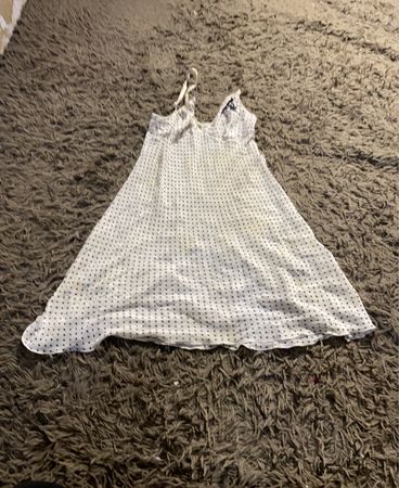 Weißen gepunkteten Unterkleid