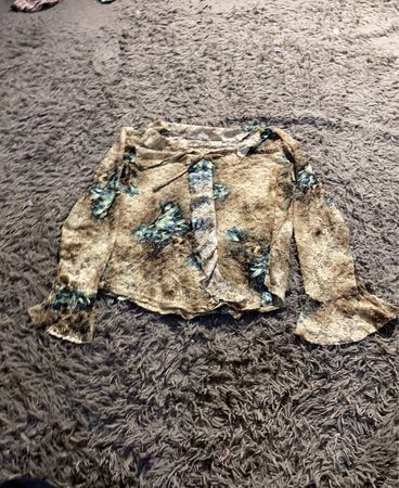 Braune Bluse mit langem Ärmel im Blumenmuster
