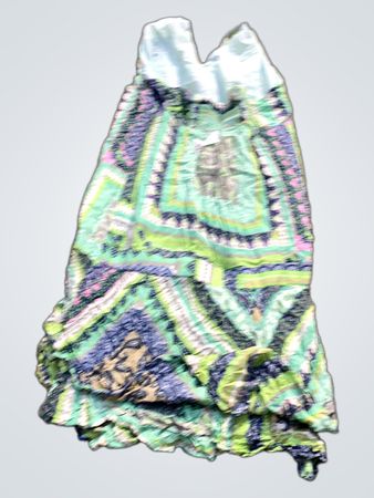 Unbeseitetes Kleid mit geometrischem Muster
