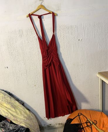 Rotes gerafftes Halterneck-Maxikleid